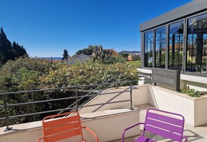 슈피리어룸, 테라스 | 고급 침구, 객실 내 금고, 각각 다른 스타일의 인테리어, 각각 다르게 가구 비치