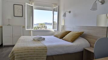 Chambre Confort Double ou avec lits jumeaux, vue mer | Literie de qualité supérieure, coffres-forts dans les chambres