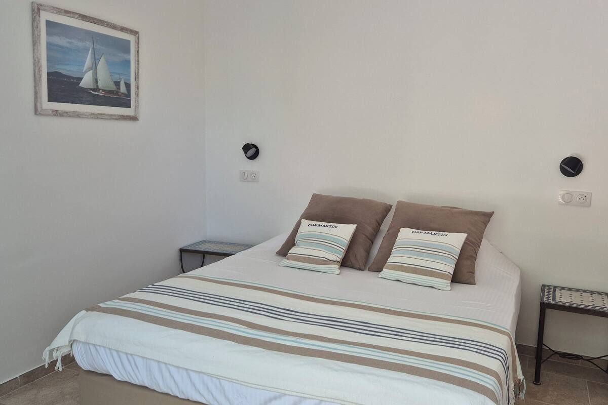 Habitación Confort, vista al jardín | 1 habitación y ropa de cama de alta calidad
