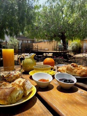 Tägliches Frühstücksbuffet gegen Gebühr