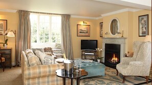 Cottage | Living area | Flat-screen TV, DVD player, iPod dock, MP3 dock - Epsom Cottage (Chipping Norton)