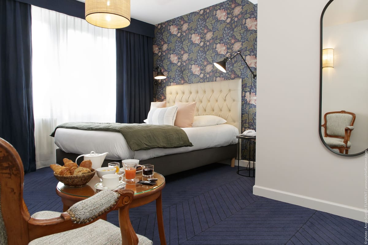 Classic Room | 1 bedroom, premium bedding, minibar, in-room safe