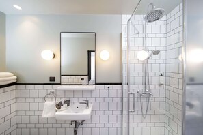 Habitación de lujo | Baño | Amenidades de baño gratuitas, secadora de cabello, batas, toallas