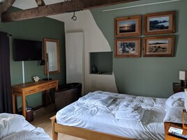 Suíte, 1 quarto (Room Only) | Cofres nos quartos, ferros/tábuas de passar roupa, Wi-Fi de cortesia