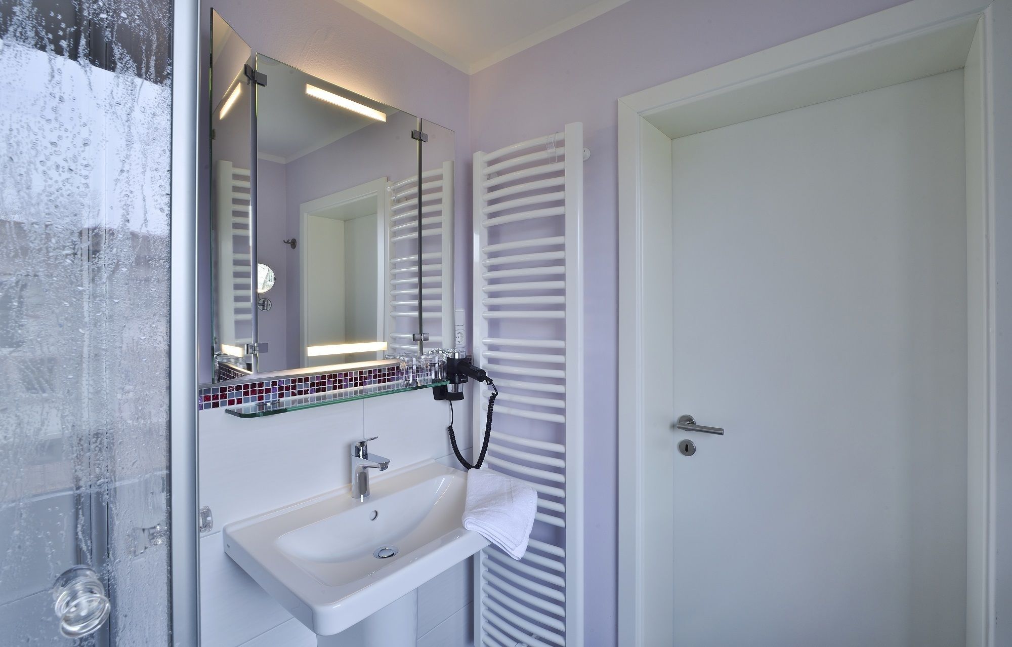 standard double room | bathroom | free toiletries, hair dryer, towels