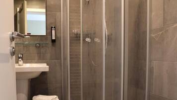 Kostenlose Toilettenartikel, Haartrockner, Handtücher