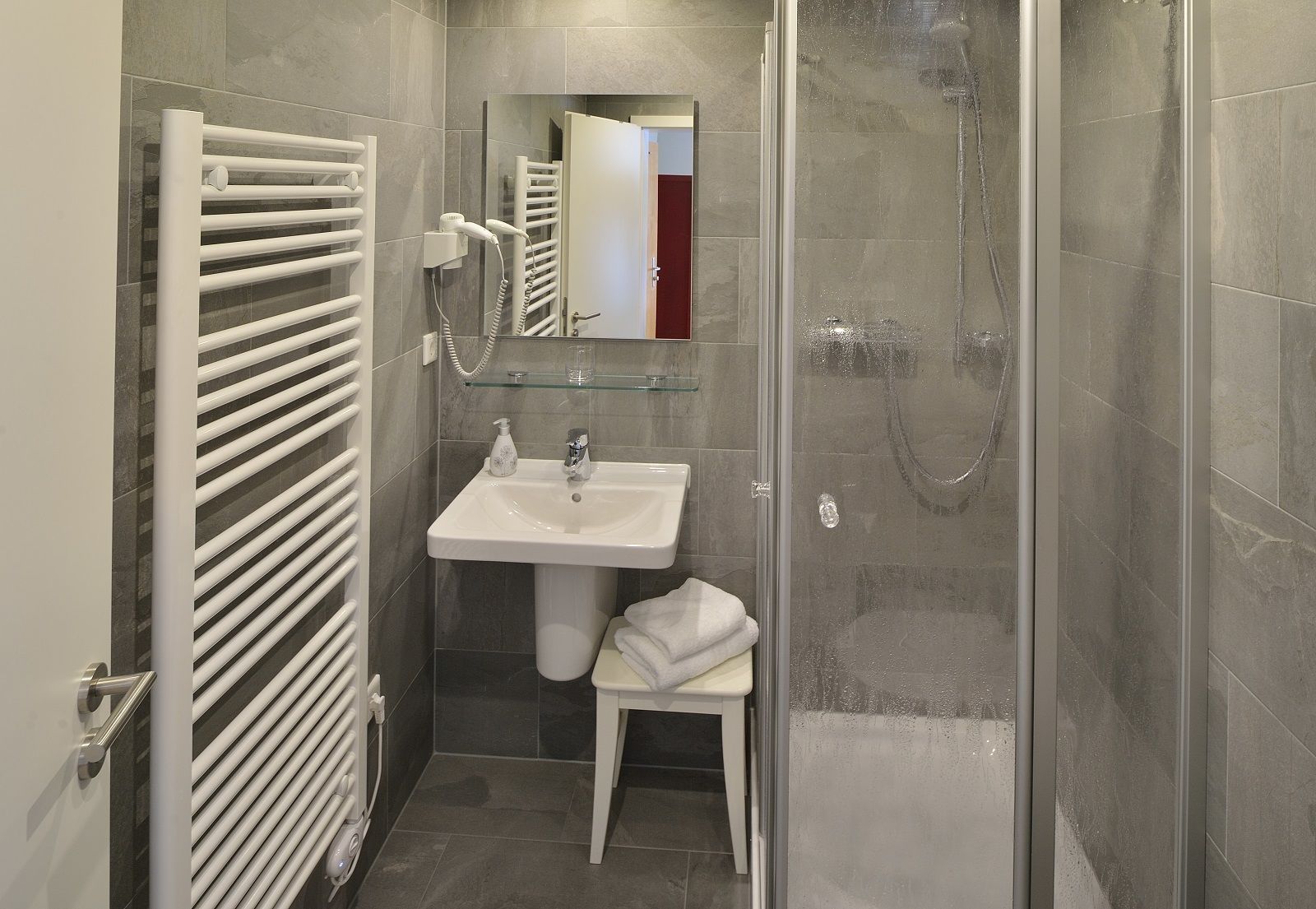 standard single room | bathroom | free toiletries, hair dryer, towels