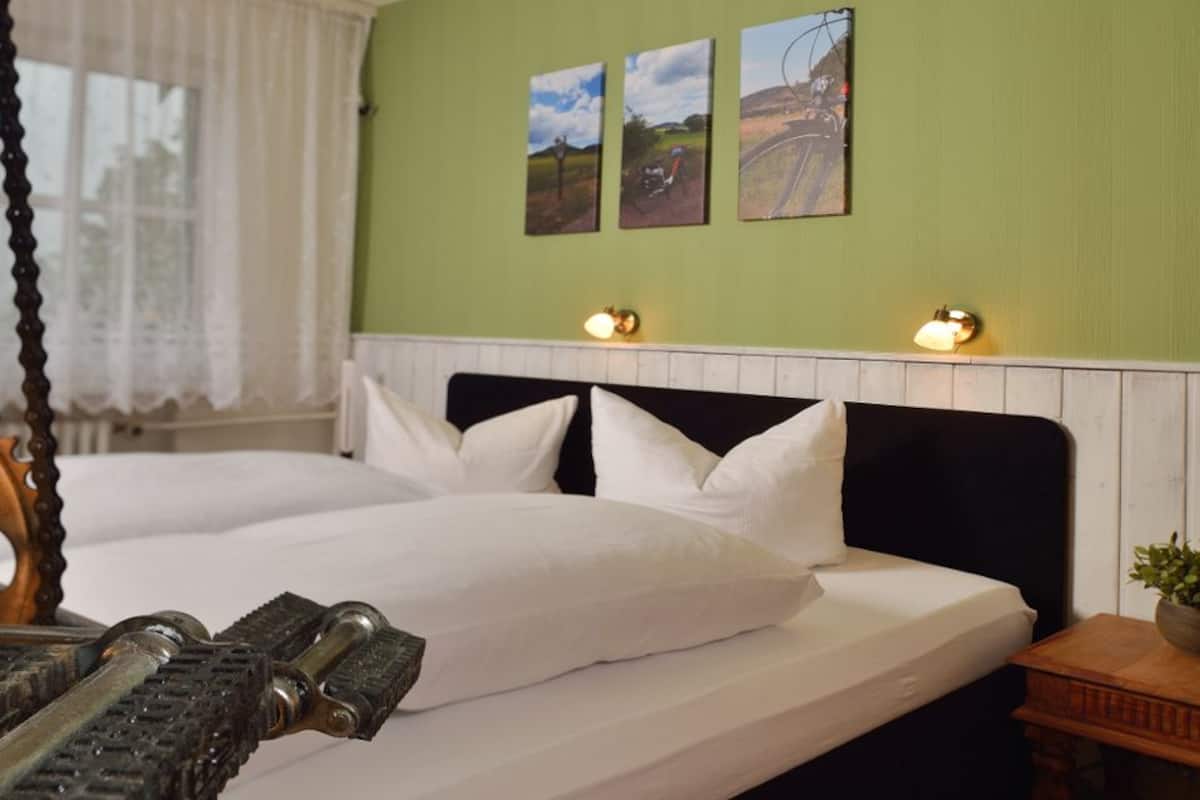 standard double room | individually decorated, desk, iron/ironing board, free wifi