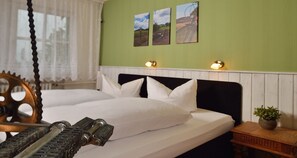 Standard Double Room | Individually decorated, desk, iron/ironing board, free WiFi - Hotel Wandersleben (Drei Gleichen)