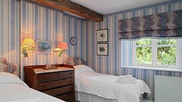 Cottage | Desk, iron/ironing board, free WiFi, bed sheets