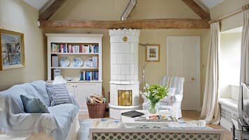 Cottage | Living area | Flat-screen TV, DVD player, iPod dock, MP3 dock