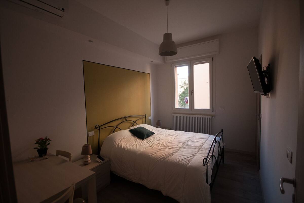 Premium bedding, desk, free WiFi