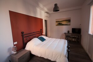 Premium bedding, desk, free WiFi