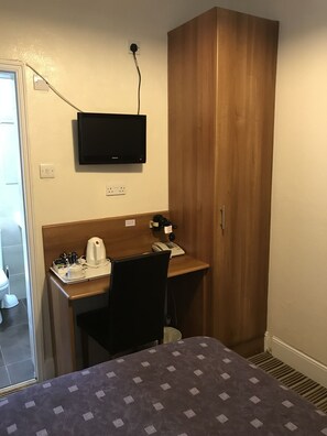Cortines opaques, planxa i posts de planxar i wifi gratuïta