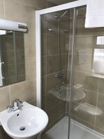 Bañera con ducha, artículos de tocador gratuitos, secador de pelo