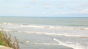 A beach with waves and a clear sky. - Rising Phoenix Magic Beach Resort (Accra)