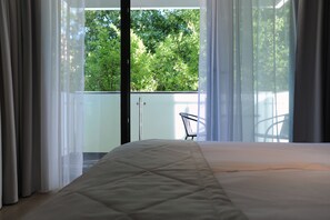 Deluxe Double Room | Living area | 52-inch Smart TV with cable channels, TV, heated floors - Hello Haffner (Sopot)