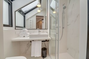 Shower, designer toiletries, hair dryer, heated floors - Hello Haffner (Sopot)