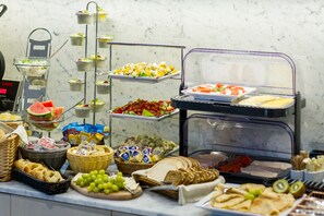 Petit déjeuner buffet (40 PLN par personne)