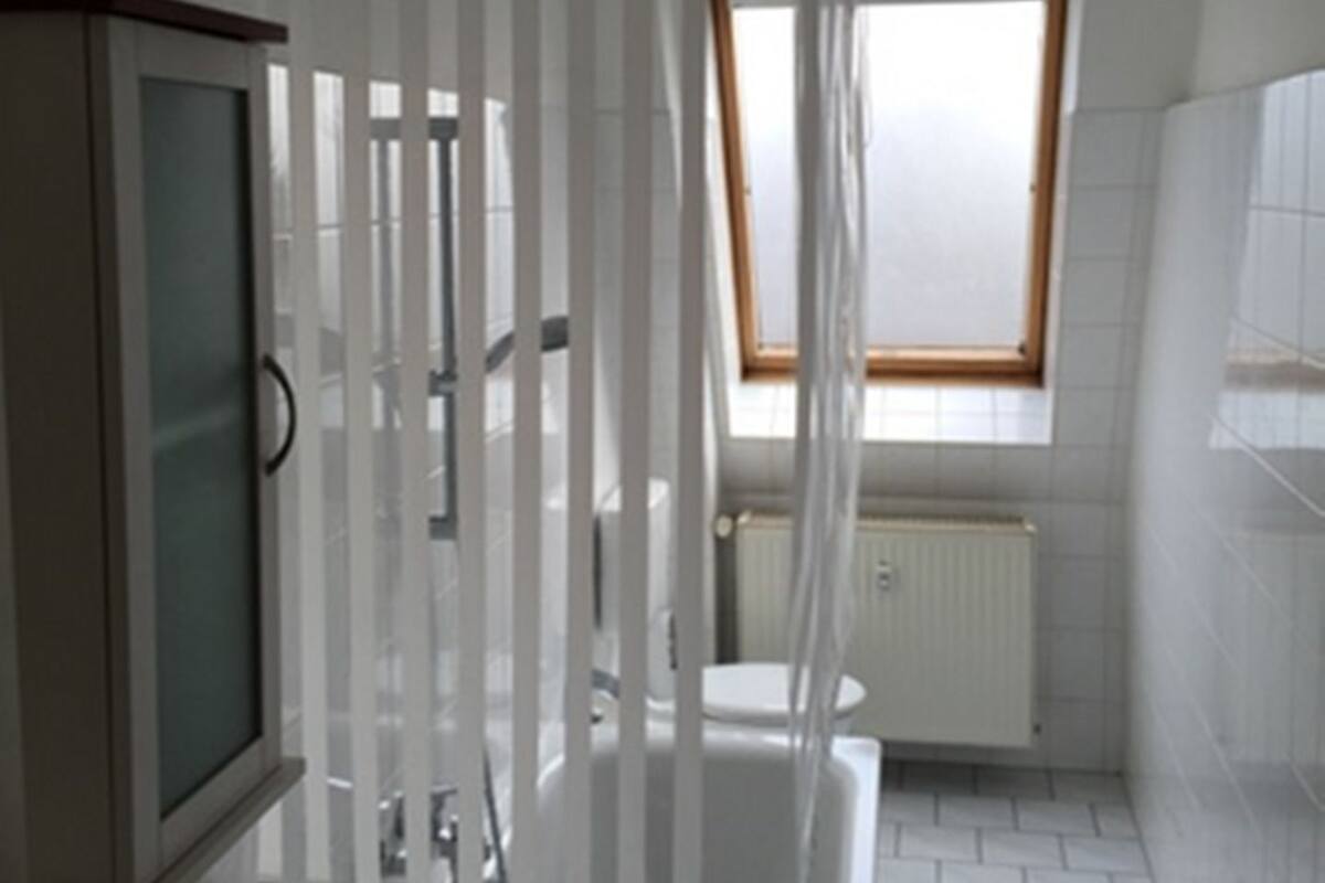 Combined shower/tub, free toiletries, towels