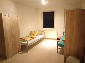 Chambre, salle de bains commune (Quintuple Room) | Wi-Fi gratuit, draps fournis