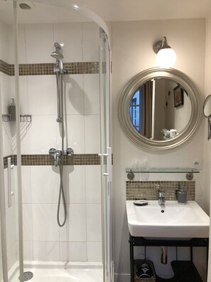 Habitación doble (La Pompadour) | Baño | Ducha y toallas