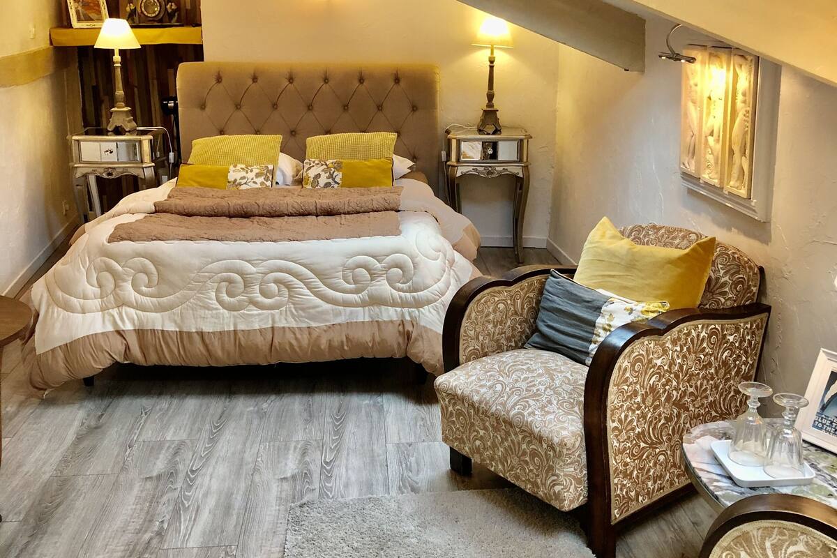 Habitación doble (La Romance) | Escritorio, cortinas opacas, tabla de planchar con plancha y wifi gratis