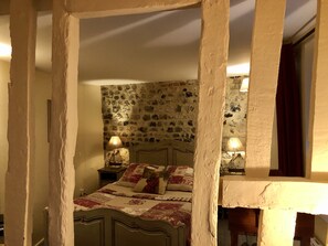 Habitación doble (La Champêtre) | Decoración personalizada, muebles diferentes y escritorio 