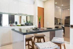 تناول الطعام داخل الغرفة