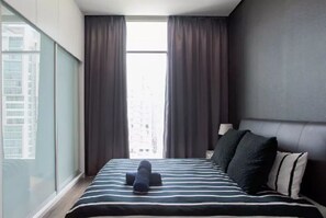 أغطية فراش متميزة وخزنة داخل الغرفة ومكتب ومكواة/لوح كي