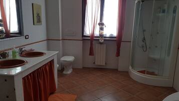 Appartamento, 2 camere da letto | Bagno | Set di cortesia gratuito, asciugacapelli, bidet, asciugamani
