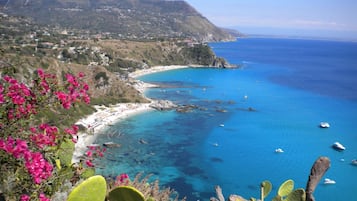 Una spiaggia nelle vicinanze