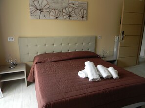 Comfort Double or Twin Room | Minibar, in-room safe, desk, soundproofing - Tropeacentro (Tropea)