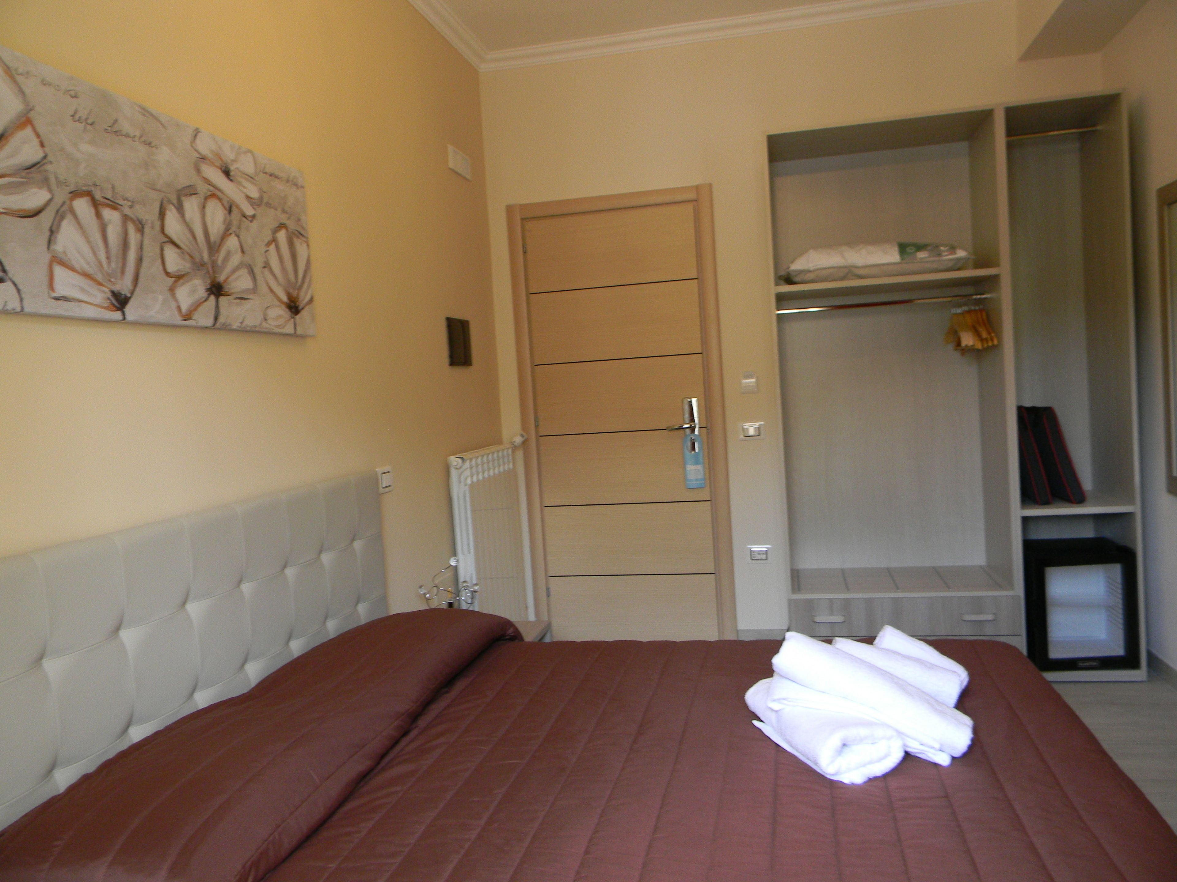 Minibar, caja de seguridad en la habitación y escritorio 