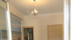 A bedroom with a bed, a shower, and a door. - Tropeacentro (Tropea)