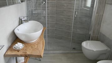 Doccia, set di cortesia gratuito, asciugacapelli, bidet
