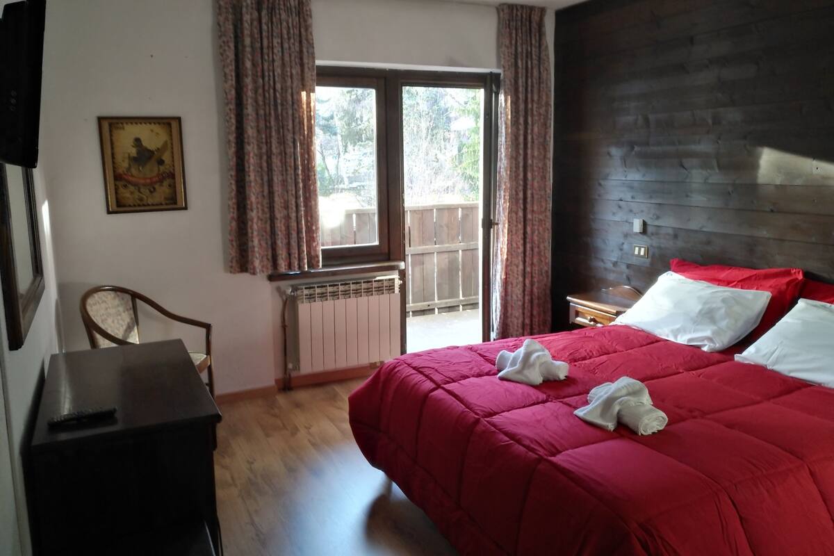 1 habitación, caja de seguridad en la habitación, escritorio y cunas