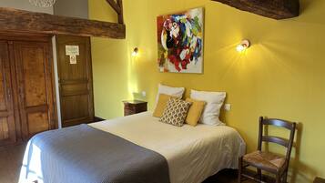 Bureau, chambres insonorisées, lits bébé (gratuits)