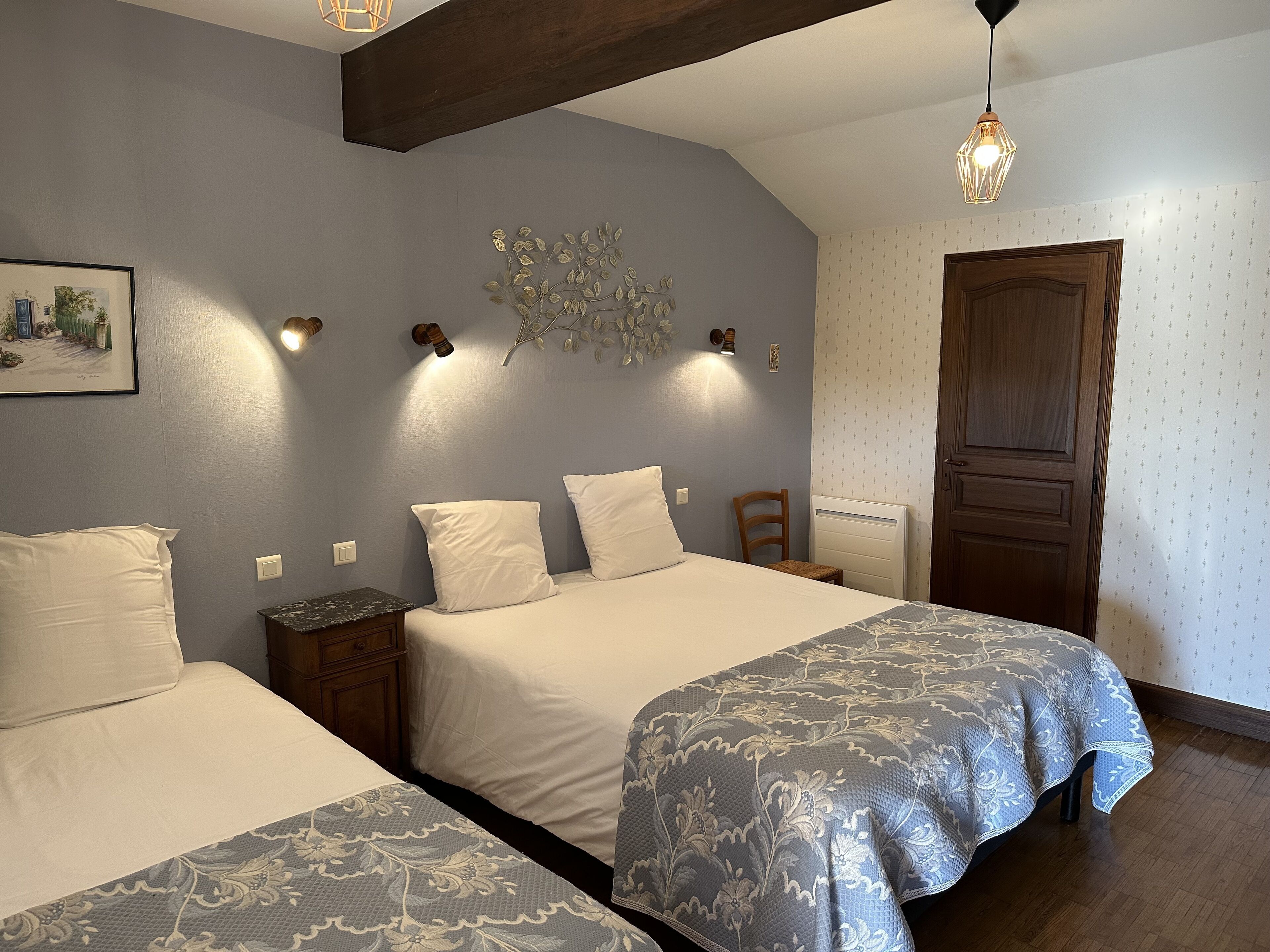 Escritorio, sistema de insonorización y cunas gratuitas 