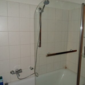 Habitación doble | Baño | Amenidades de baño gratuitas y toallas 