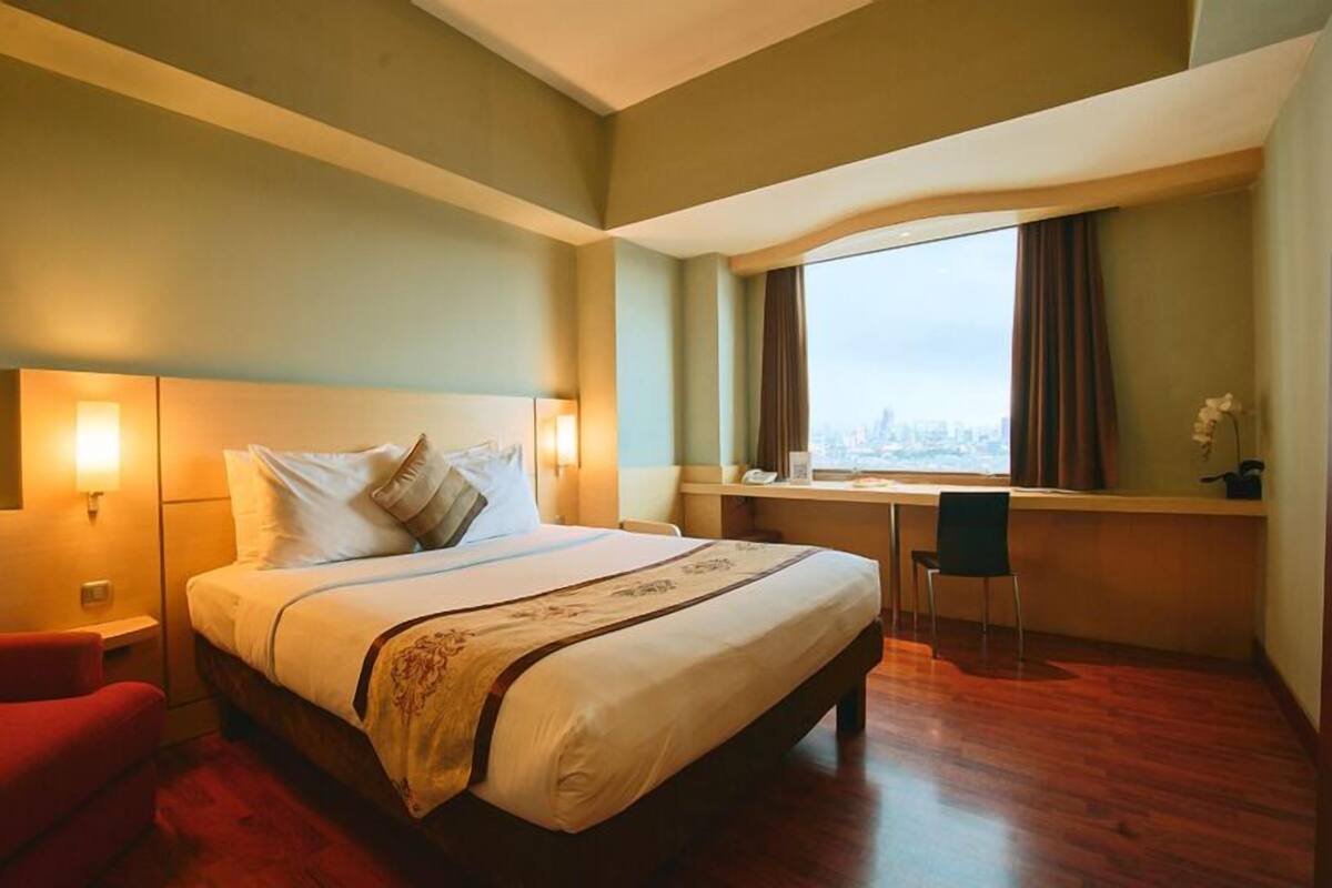 Escritorio, tabla de planchar con plancha, wifi gratis y ropa de cama