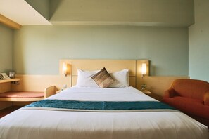 Habitación Deluxe con 2 camas individuales, 1 habitación, vista a la ciudad | Escritorio, tabla de planchar con plancha, wifi gratis y ropa de cama 