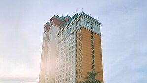Ein hoch aufragendes Hotel mit mehreren Stockwerken, großen Fenstern und einem markanten architektonischen Design.