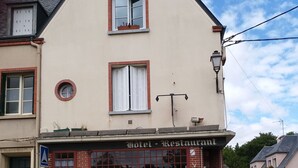 Front of property - Hotel du Cygne (L'Aigle)
