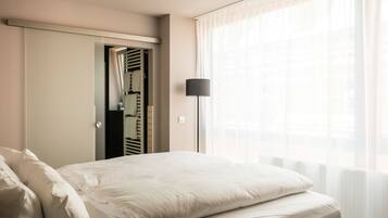 Comfort Double Room Single Use | In-room safe, desk, soundproofing, free WiFi