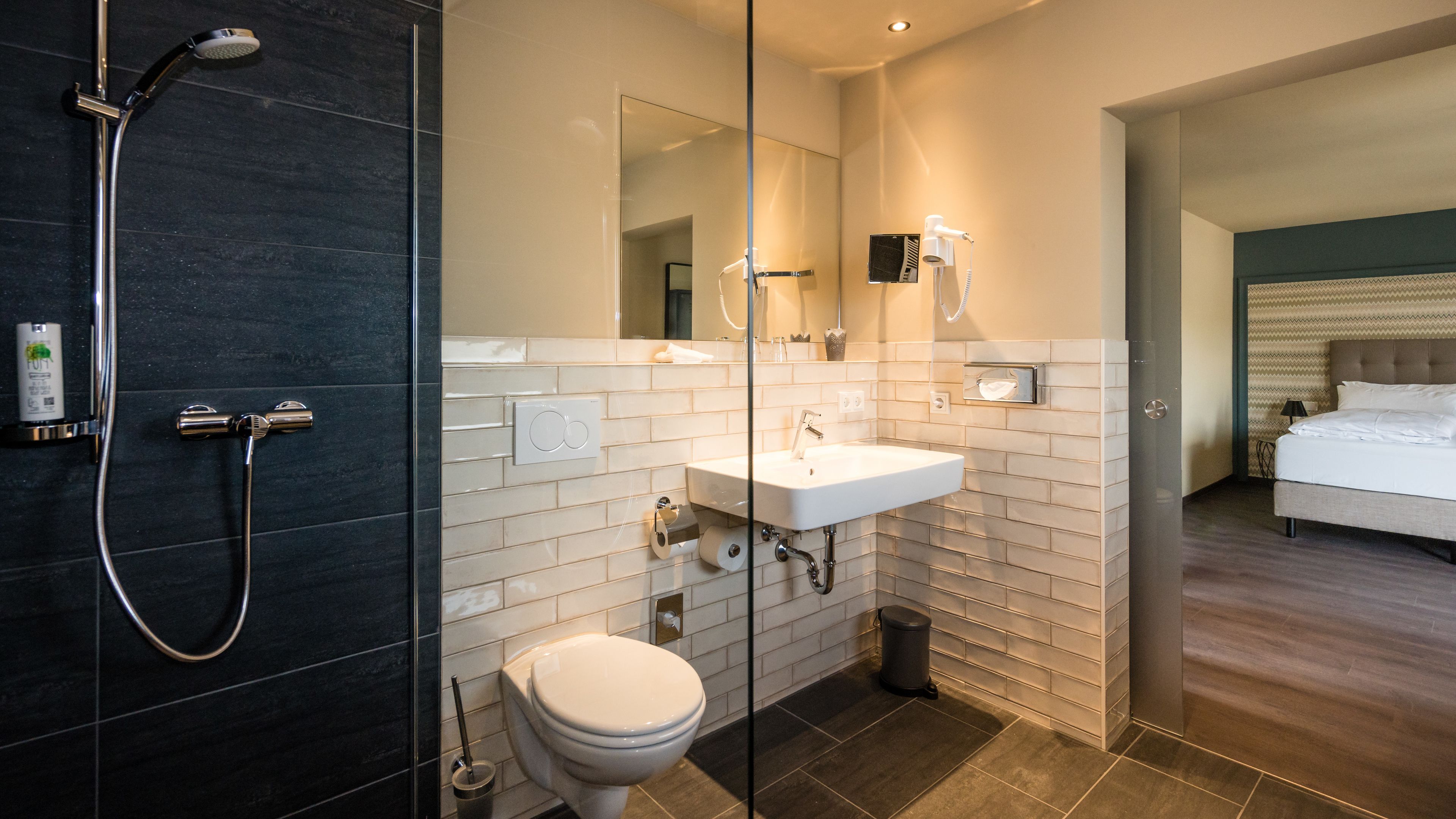 comfort double room | bathroom | shower, free toiletries, hair dryer, towels