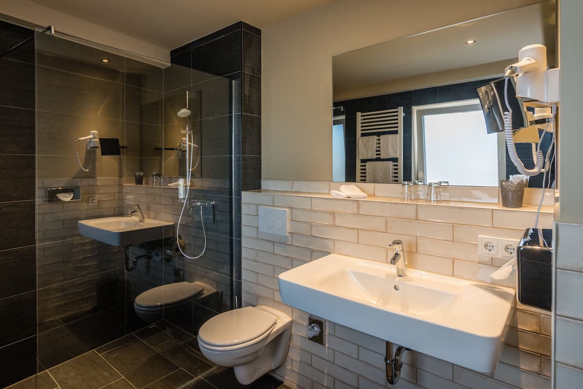 comfort double room single use | bathroom | shower, free toiletries, hair dryer, towels