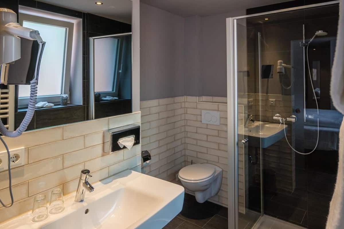 shower, free toiletries, hair dryer, towels