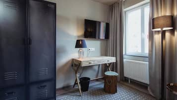 Caja de seguridad en la habitación y escritorio