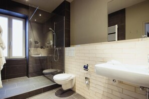 Articles de toilette gratuits, sèche-cheveux, serviettes fournies